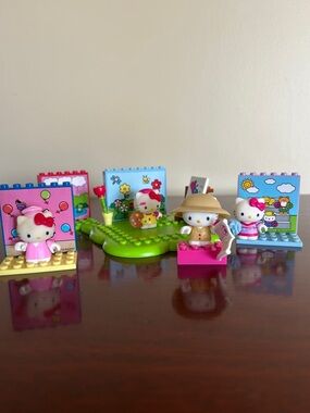 Hello Kitty figures with posing stages from Sanrio 2012